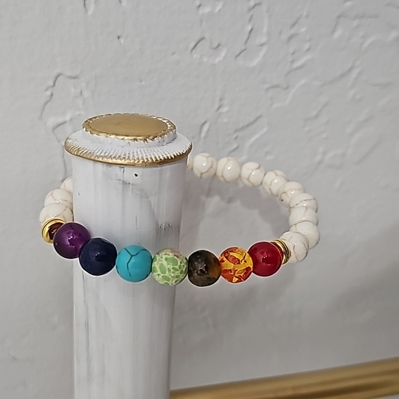 Chakra balancing white howlite bracelet NIP - Picture 1 of 4